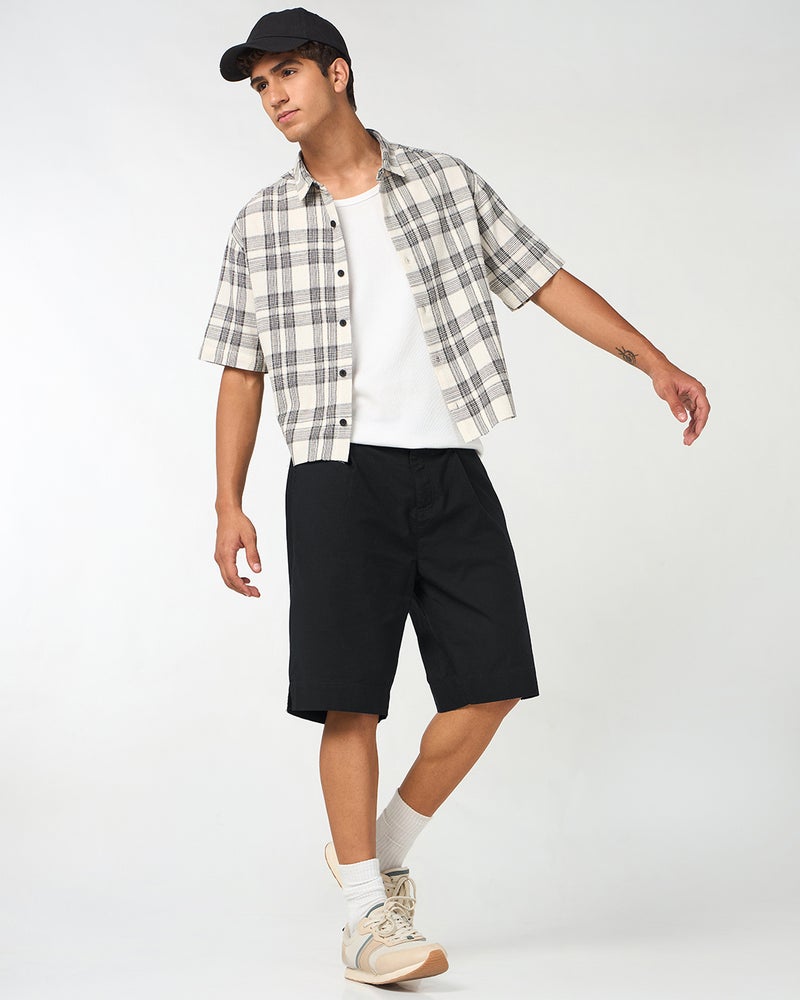 bewakoof Men's Jet Black Oversized Cotton Linen Shorts - Image 4